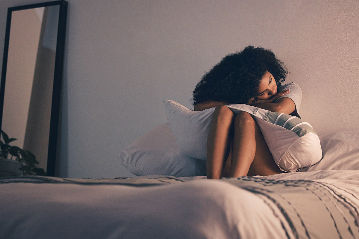 person in bed experiencing alcohol induced psychosis